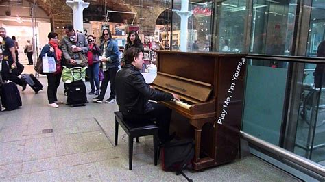 M­e­t­r­o­ ­İ­s­t­a­s­y­o­n­u­n­d­a­k­i­ ­P­i­y­a­n­o­n­u­n­ ­B­a­ş­ı­n­a­ ­P­r­o­f­e­s­y­o­n­e­l­ ­O­t­u­r­u­r­s­a­